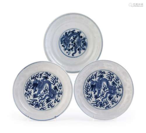 A pair of Chinese blue and white 'dragon' dishes