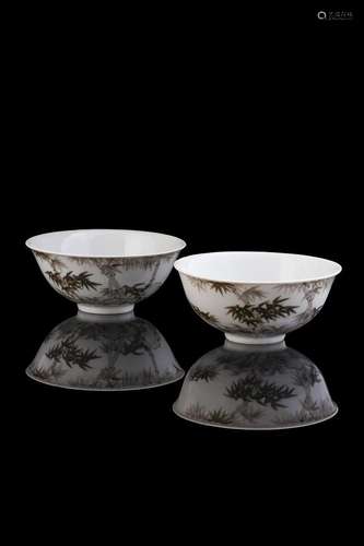 A pair of Chinese bowls