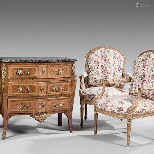 Petite commode galbée en placage de bois de rose et bois de ...