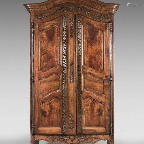 Armoire en noyer mouluré et sculpté de fleurettes, urnes et ...