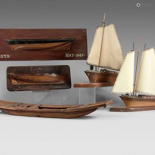 Maquette de barque demi-coque, en noyer et résineux. Hauteur...