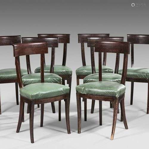 Suite de huit chaises de salle à manger, en acajou et bois t...