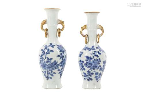 A NEAR-PAIR OF CHINESE BLUE AND WHITE VASES.