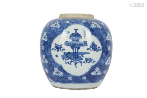 A CHINESE BLUE AND WHITE 'HUNDRED ANTIQUES' JAR.