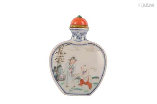 A CHINESE FAMILLE ROSE SNUFF BOTTLE.