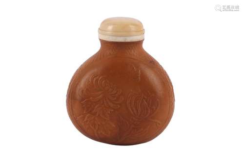 λ A CHINESE MOULDED GOURD SNUFF BOTTLE.