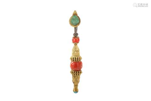 A TIBETAN YELLOW METAL, TURQUOISE AND CORAL EARRING.