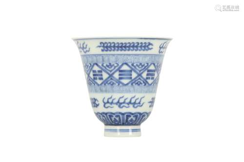 A CHINESE BLUE AND WHITE BEAKER CUP.