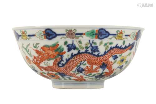 A CHINESE FAMILLE VERTE 'DRAGON AND PHOENIX' BOWL.