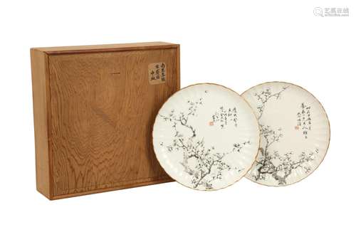 A PAIR OF CHINESE EN GRISAILLE-DECORATED 'PRUNUS' ...