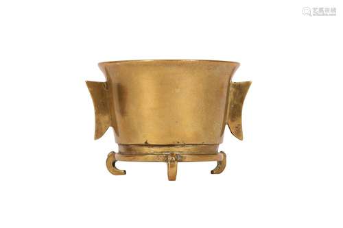 AN UNUSUAL CHINESE BRONZE TRIPOD INCENSE BURNER.