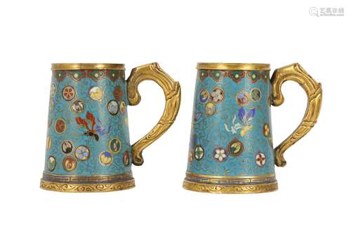 A PAIR OF CHINESE CLOISONNÉ ENAMEL TANKARDS.