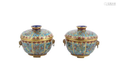 A PAIR OF CHINESE CLOISONNÉ ENAMEL POTICHE AND COVERS.