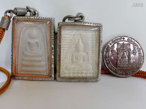 Lot de 3 amulettes : La première représentant Bouddha Somdet...