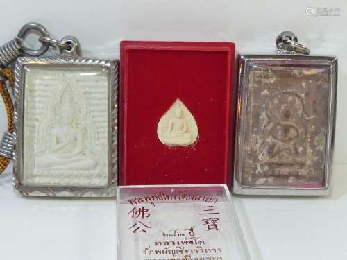 Lot de 3 amulettes : La première représentant Bouddha assis ...