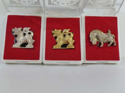 Lot de 3 amulettes : Les 2 premières représentant un Lion (S...