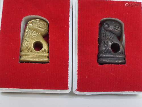 Lot de 2 amulettes représentant un tigre en bronze noir et e...