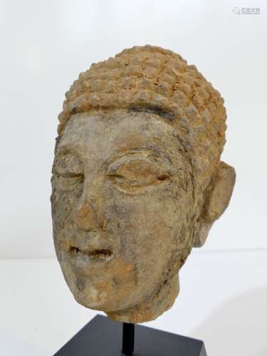 Tête de Bouddha en grès avec quelques traces de laque trouvé...