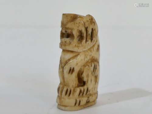 Amulette représentant un tigre taillée dans de l'os, réalisé...