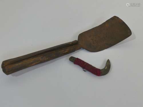 Lot de 2 ustensiles à opium : Importante spatule en bronze a...