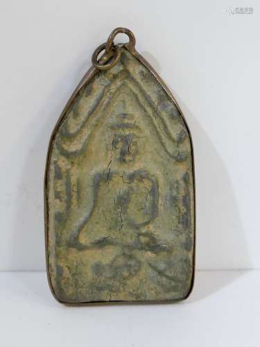 Amulette en métal cerclé de cuivre représentant Bouddha assi...