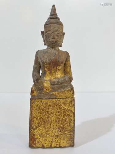 Bouddha en bois laqué partiellement doré assis en position d...