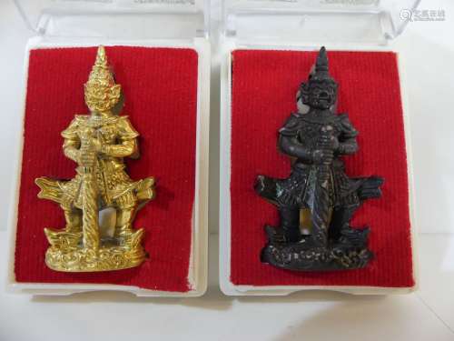 Lot de 2 amulettes représentant un Gardien de temple en bron...