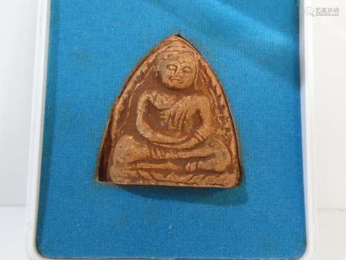 Amulette en terre cuite représentant un Bouddha assis en méd...