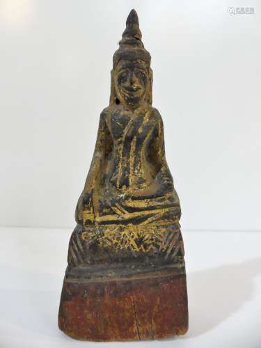 Bouddha en bois laqué et doré assis dans la position de la p...