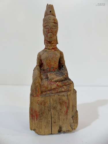 Petit Bouddha votif en bois érodé avec traces de laque rouge...