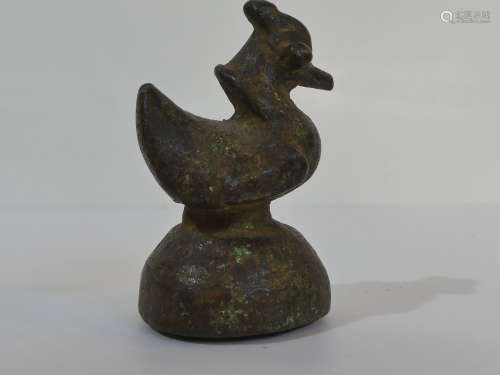 Important poids à opium en bronze en forme d'oiseau mythique...
