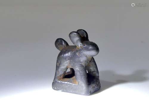 Poids à opium miniature en bronze en forme de lapin - Laos -...
