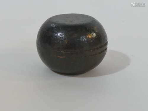 Poids à opium en forme fr boule aplatie - Laos - XIXe - D. 2...
