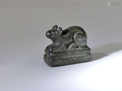 Rare poids à opium miniature en bronze en forme de rat - Lao...