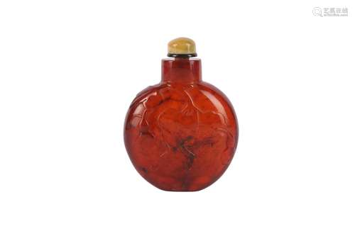 A CHINESE AMBER SNUFF BOTTLE.