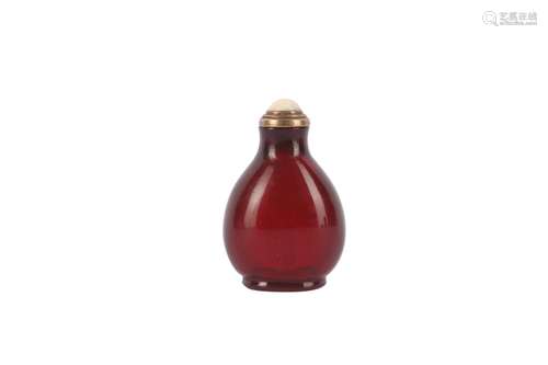 A CHINESE RUBY GLASS SNUFF BOTTLE.