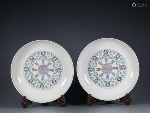 PAIR OF DOUCAI 'SHOU' PORCELAIN PLATES