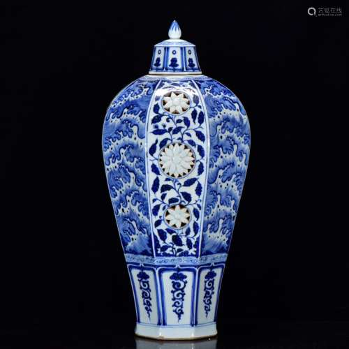 OPENWORK BLUE AND WHITE RIDGED MEIPING VASE