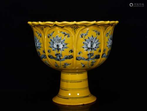 JAUNE GROUND BLUE AND WHITE FLOWER-RIM STEM BOWL