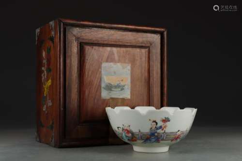 FAMILLE ROSE FLOWER-RIM BOWL WITH WOODEN BOX