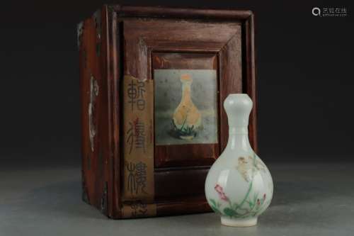 FAMILLE ROSE GARLIC-HEAD VASE WITH WOODEN BOX