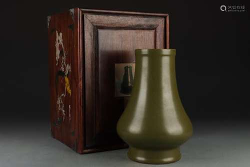 TEA-DUST GLAZED PORCELAIN VASE WITH WOODEN BOX