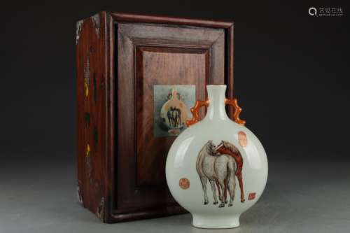 FAMILLE ROSE STEED MOONFLASK VASE & WOODEN BOX
