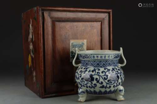 BLUE AND WHITE FLORAL CENSER WITH WOODEN BOX