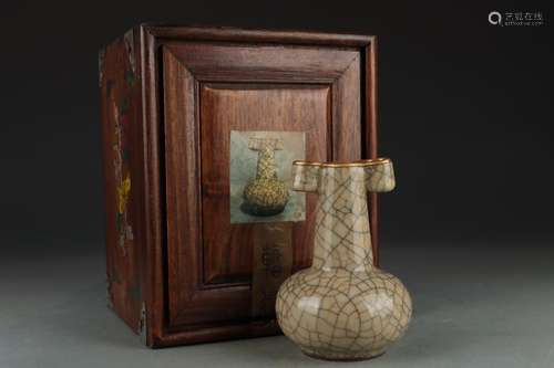 IMITATION GE-STYLE THREE TUBE VASE WITH WOODEN BOX