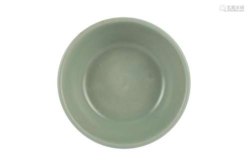 A CHINESE LONGQUAN CELADON BOWL.