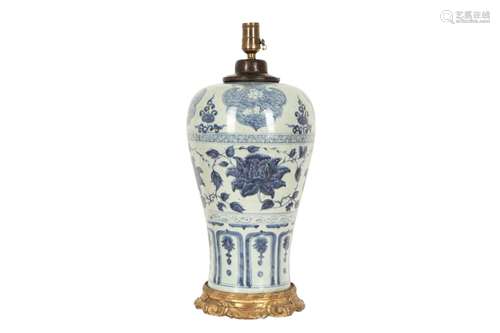 A CHINESE BLUE AND WHITE VASE, MEIPING.