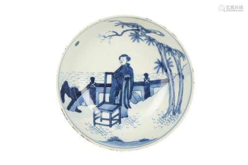 A CHINESE BLUE AND WHITE 'LADY' SAUCER DISH.