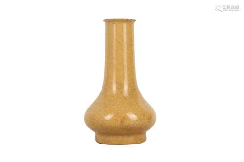 A CHINESE LONGQUAN GUAN-TYPE YELLOW-GLAZED MALLET VASE.