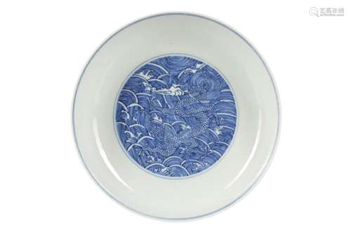 A CHINESE BLUE AND WHITE 'DRAGON' DISH.